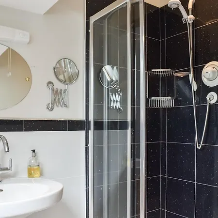 Hoopers End Sedgwick